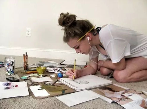 画画的女神，真美！设计来仪推荐