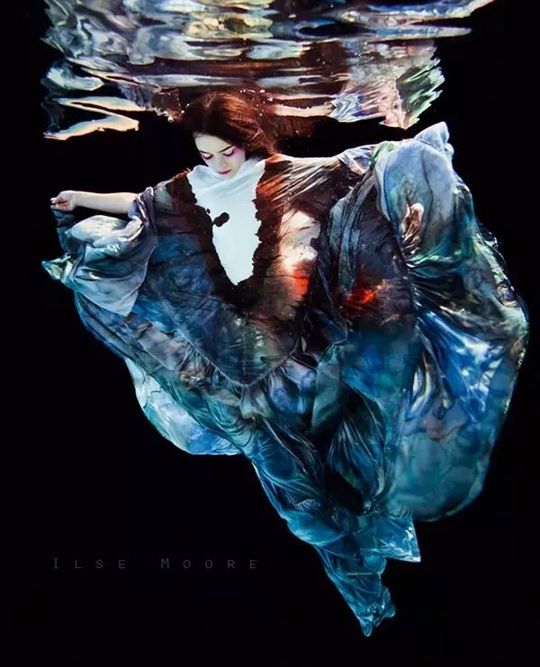 水底拍摄的女神，这样的照片真的美到窒息！